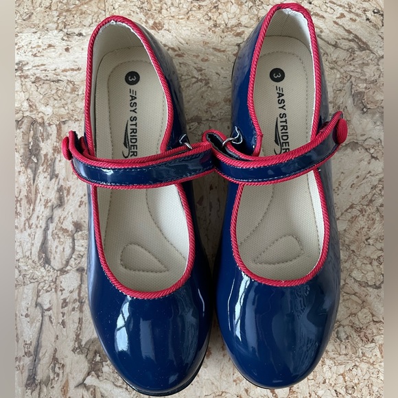 New in box. Navy patent Mary-Jane kids shoes. Size 3. - Picture 2 of 4